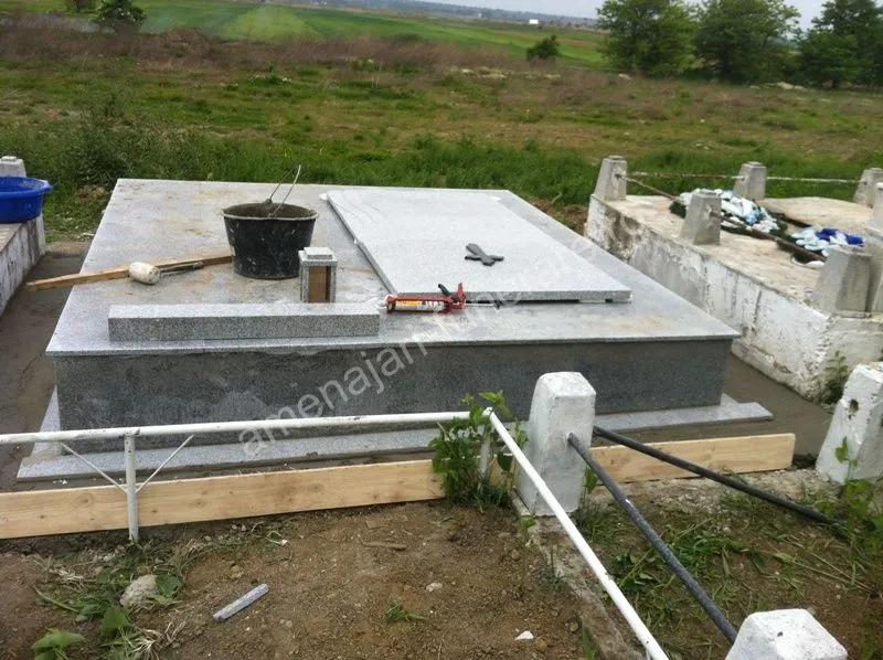Cavou cu acoperiș plat - executat în granit la amenajari-funerare.ro