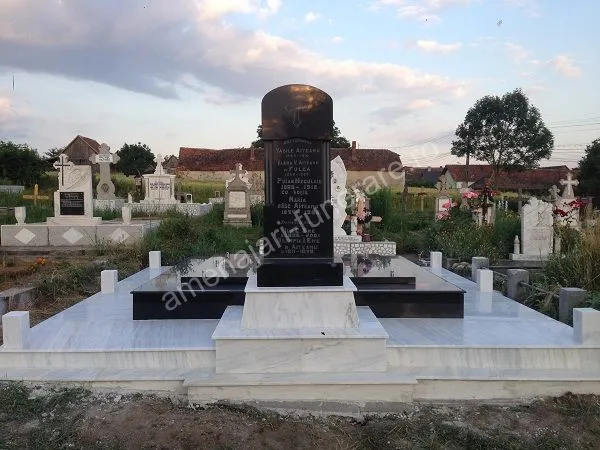 Cavou cu acoperiș plat și placă centrală - executat în marmură la amenajari-funerare.ro