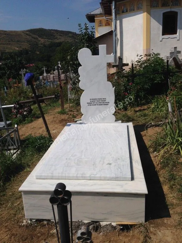 Cavou cu acoperiș dreptunghiular - executat în marmură la amenajari-funerare.ro
