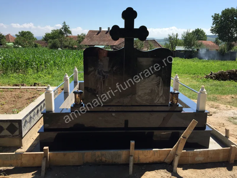 Monument cu cruce și ornamente sculptate - executat în granit la amenajari-funerare.ro