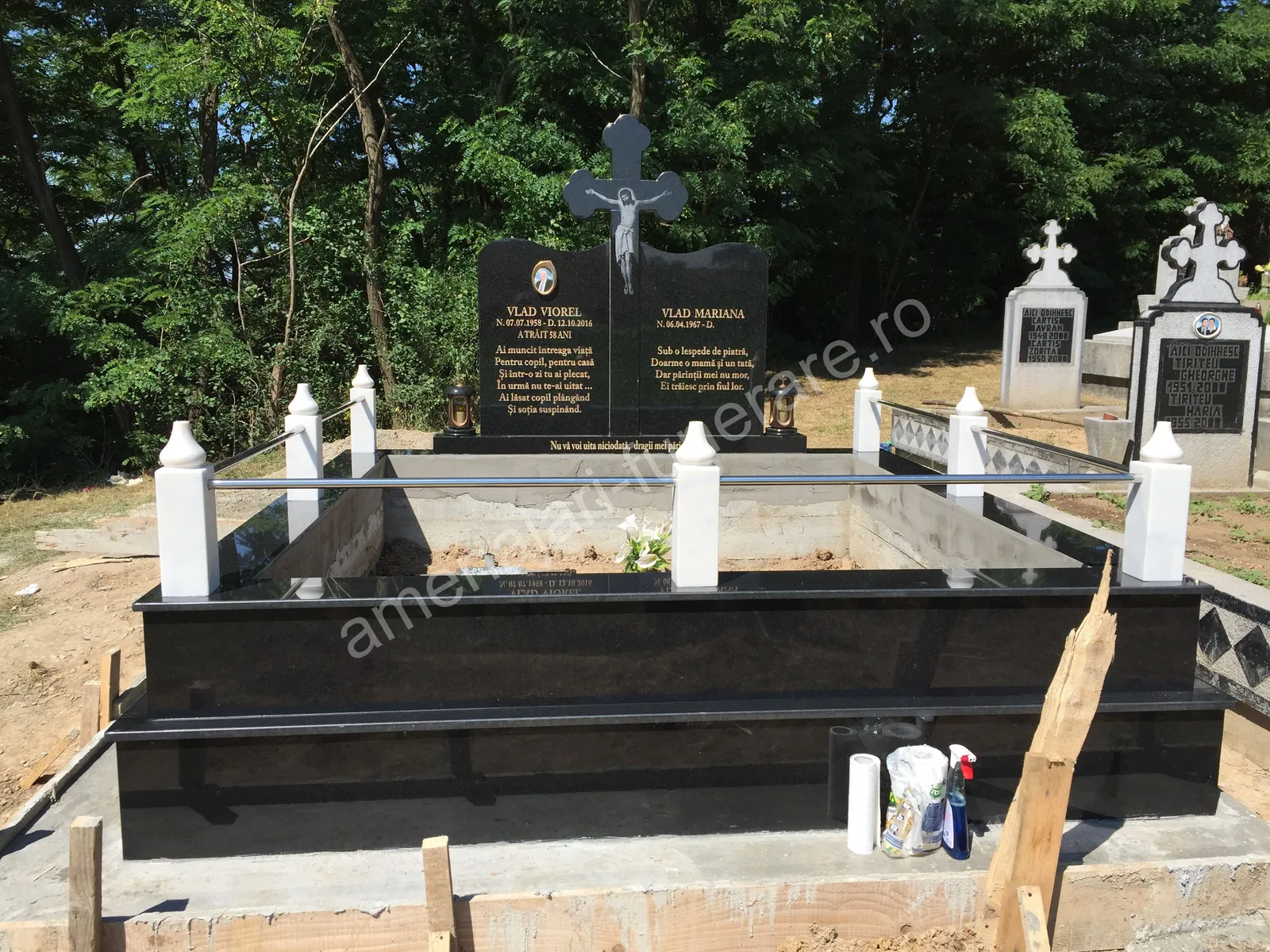 Cavou cu pereți și acoperiș - executat în granit la amenajari-funerare.ro