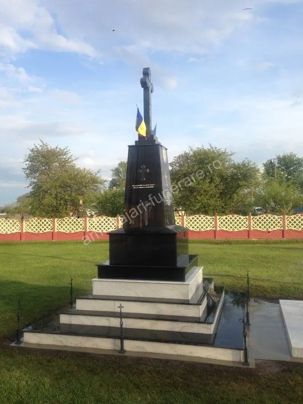 Monument cu cruce și soclu din granit - executat în granit la amenajari-funerare.ro