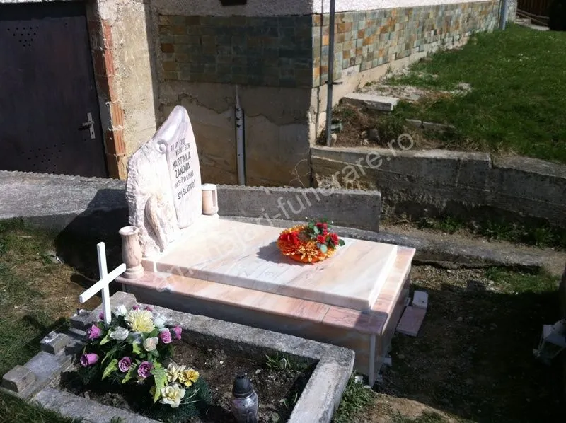 Cavou cu acoperiș plat și ornamente florale - executat în marmură la amenajari-funerare.ro
