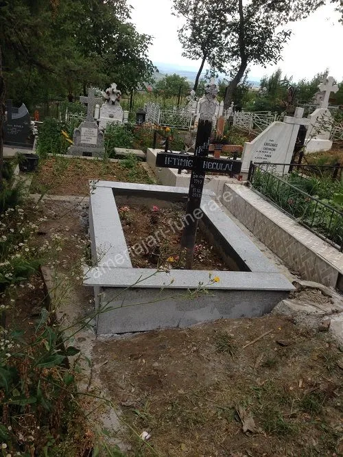 Cavou cu cruce centrală - executat în marmură și granit la amenajari-funerare.ro