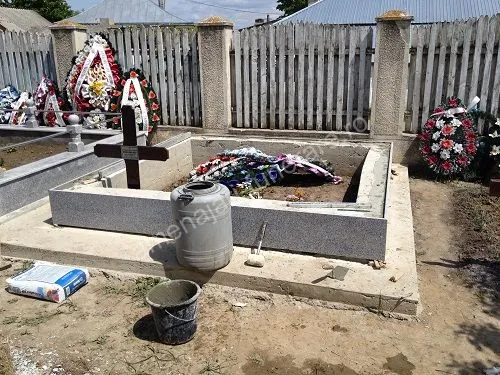 Cavou cu pereți și acoperiș - executat în granit la amenajari-funerare.ro