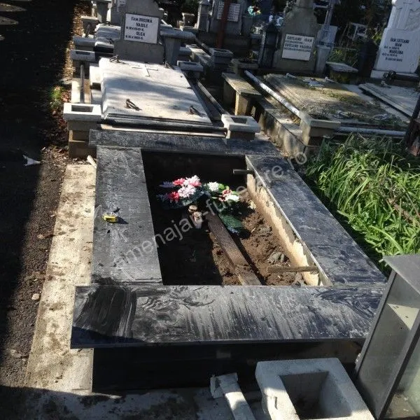 Cadru simplu din granit negru - executat în granit la amenajari-funerare.ro