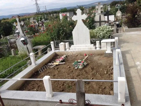 Cadru simplu pentru mormânt - executat în granit la amenajari-funerare.ro