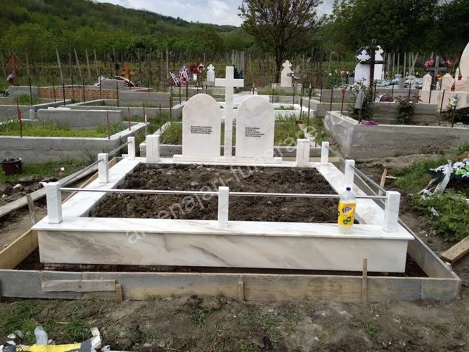 Cavou cu pereți și cruce - executat în marmură la amenajari-funerare.ro