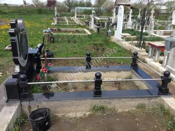 Cadru elegant cu balustradă - executat în granit la amenajari-funerare.ro