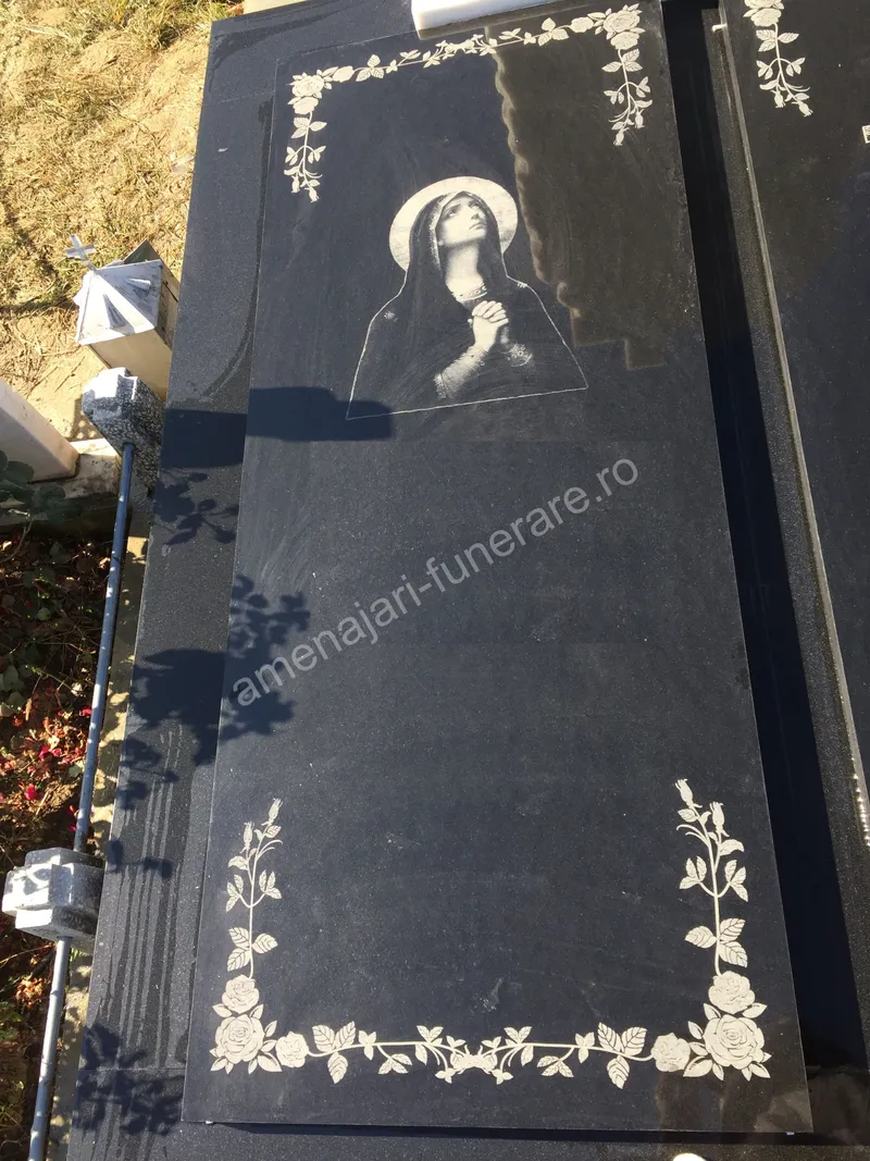 Monument cu portret laser și ornamente florale - executat în granit la amenajari-funerare.ro