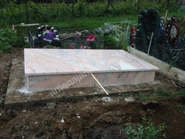 Cadru simplu cu placă centrală - executat în marmură la amenajari-funerare.ro
