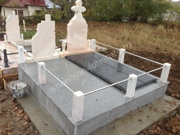 Cadru cu placă centrală și colțare - executat în marmură și granit la amenajari-funerare.ro