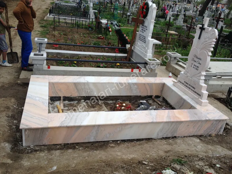 Cavou cu acoperiș dreptunghiular - executat în marmură la amenajari-funerare.ro