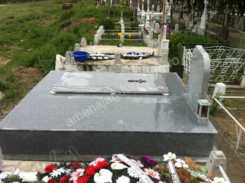 Cavou cu acoperiș plat - executat în granit la amenajari-funerare.ro
