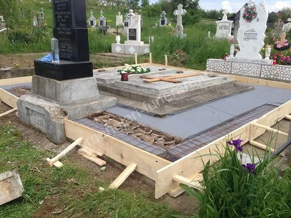 Cavou cu fundație pregătită - executat în marmură și granit la amenajari-funerare.ro