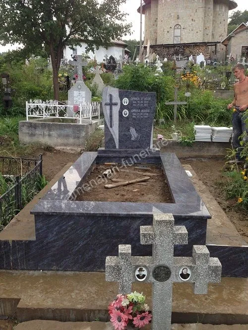 Cavou cu acoperiș plat și cruce - executat în granit la amenajari-funerare.ro