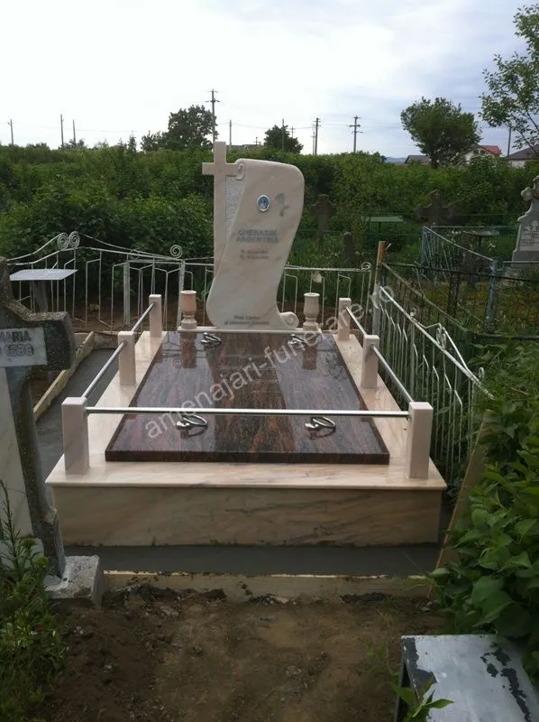 Cavou cu acoperiș curbat și ornamentație - executat în marmură și granit la amenajari-funerare.ro
