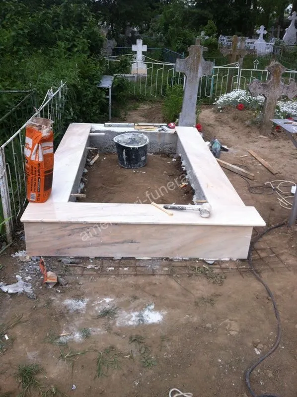 Cadru simplu pentru mormânt - executat în marmură la amenajari-funerare.ro