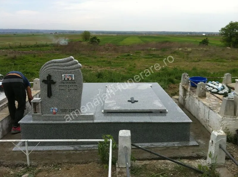 Cavou cu acoperiș curbat și cruce - executat în granit la amenajari-funerare.ro