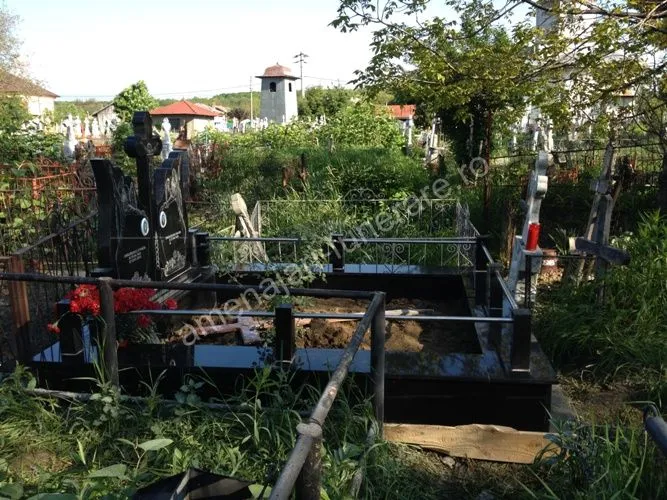 Cavou cu acoperiș și ornamente florale - executat în granit la amenajari-funerare.ro