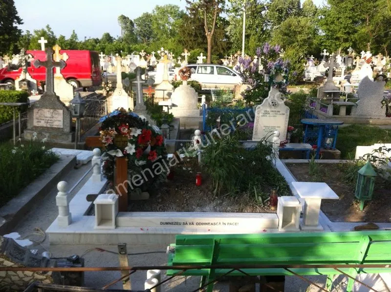 Cadru simplu cu placă centrală - executat în marmură la amenajari-funerare.ro