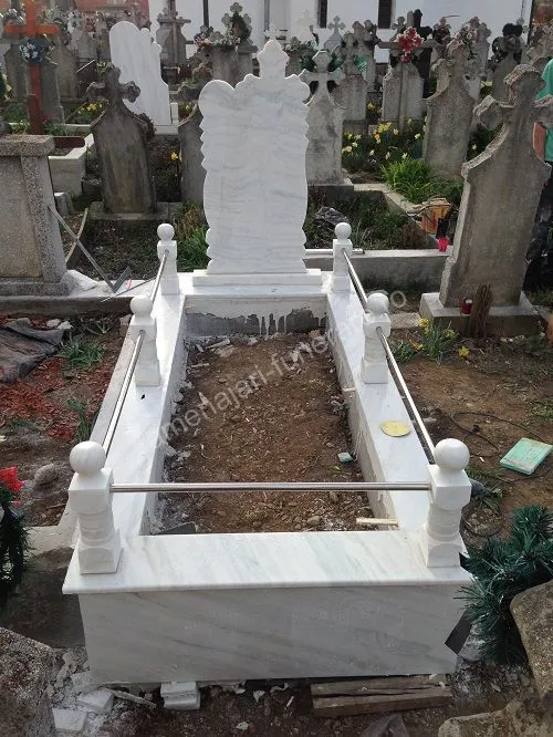 Cavou cu pereți și acoperiș - executat în marmură la amenajari-funerare.ro