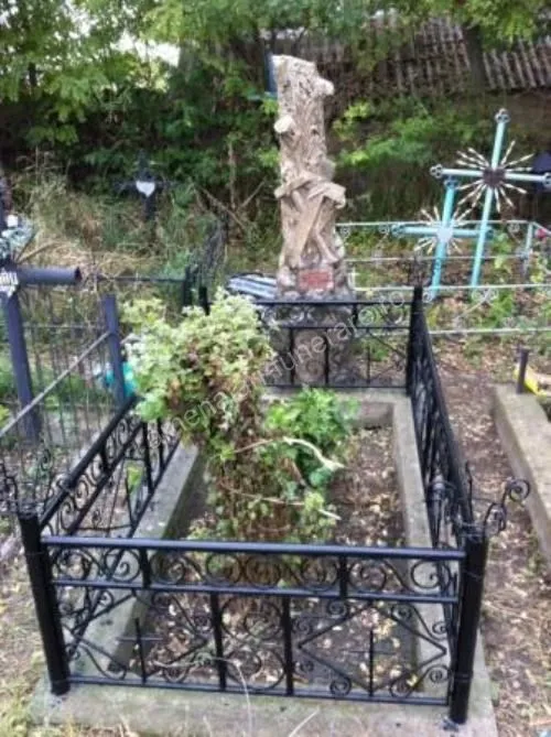 Cadru metalic cu ornamentație - executat în marmură și granit la amenajari-funerare.ro