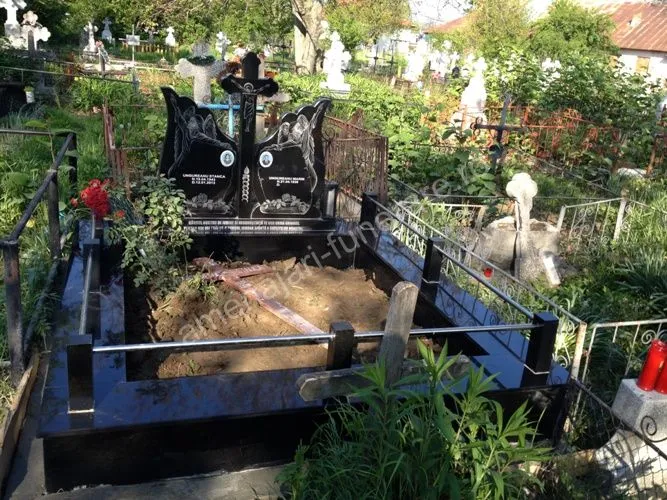 Cavou cu cruce și ornamente florale - executat în granit la amenajari-funerare.ro