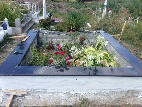 Cadru cu margine de granit și placă de marmură - executat în marmură și granit la amenajari-funerare.ro