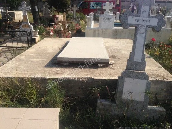 Cavou simplu cu acoperiș plat - executat în marmură și granit la amenajari-funerare.ro