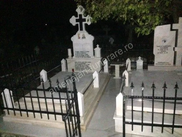 Cavou cu acoperiș plat și cruce - executat în marmură la amenajari-funerare.ro
