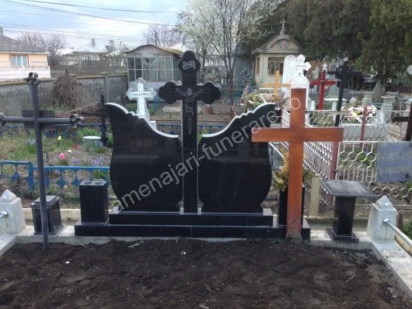 Monument cu cruce și ornamente sculptate - executat în granit la amenajari-funerare.ro