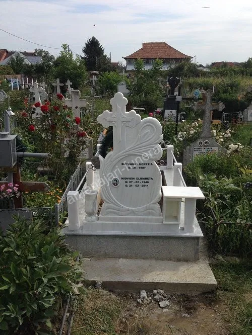 Monument cu cruce și placă centrală - executat în marmură la amenajari-funerare.ro