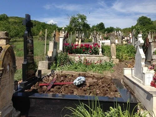Cadru simplu pentru mormânt - executat în granit la amenajari-funerare.ro