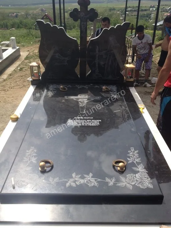 Cavou cu acoperiș ondulat - executat în granit la amenajari-funerare.ro