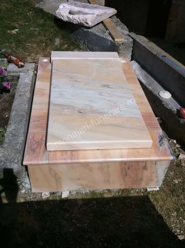 Cadru simplu cu placă centrală - executat în marmură la amenajari-funerare.ro