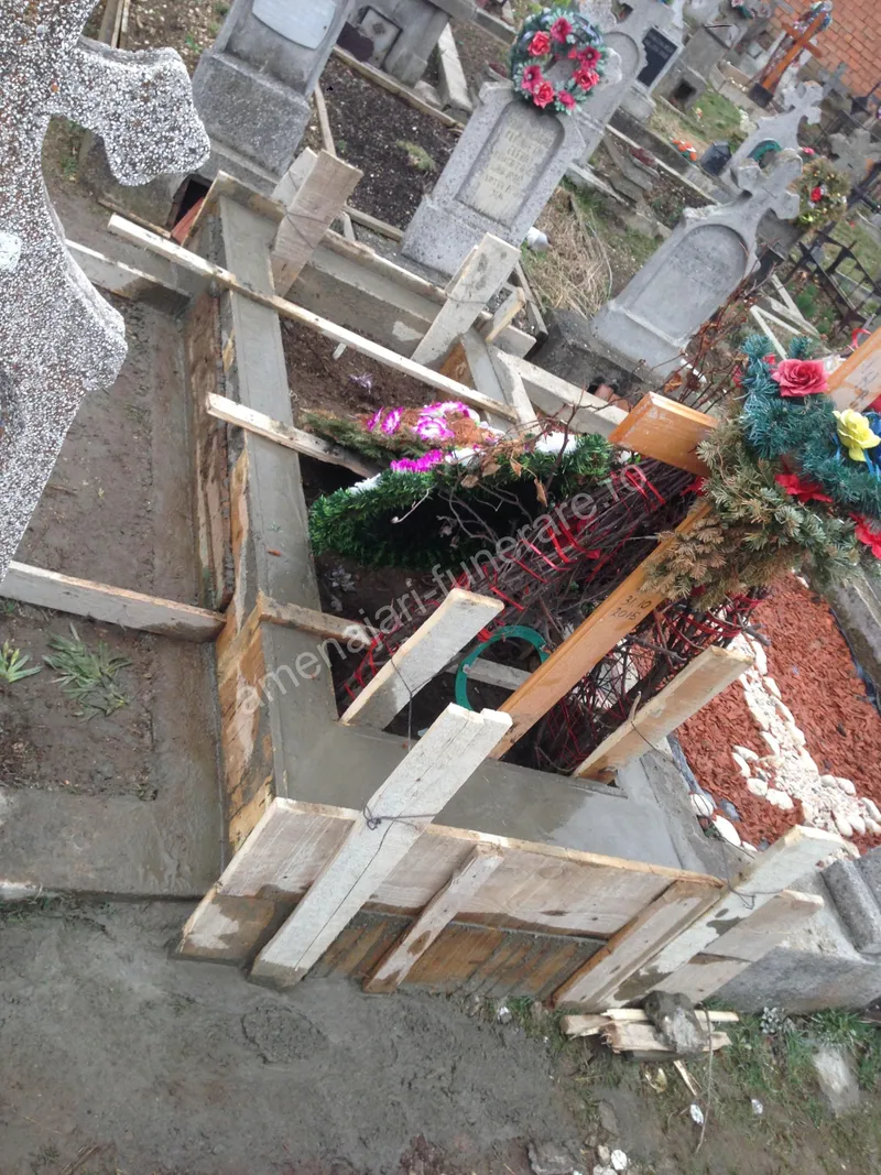 Cavou în construcție cu pereți din beton - executat în marmură și granit la amenajari-funerare.ro