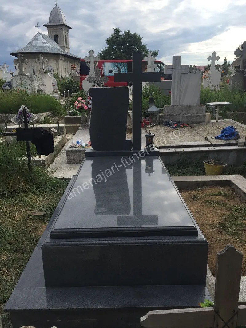 Cavou modern cu finisaj lucios - executat în granit la amenajari-funerare.ro
