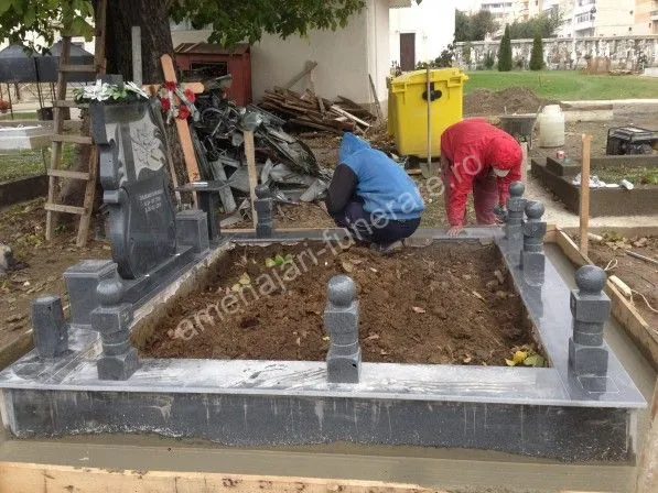 Cadru cu bordură din granit negru - executat în granit la amenajari-funerare.ro