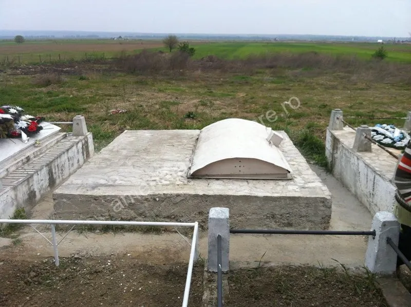 Cavou cu acoperiș curbat - executat în marmură și granit la amenajari-funerare.ro
