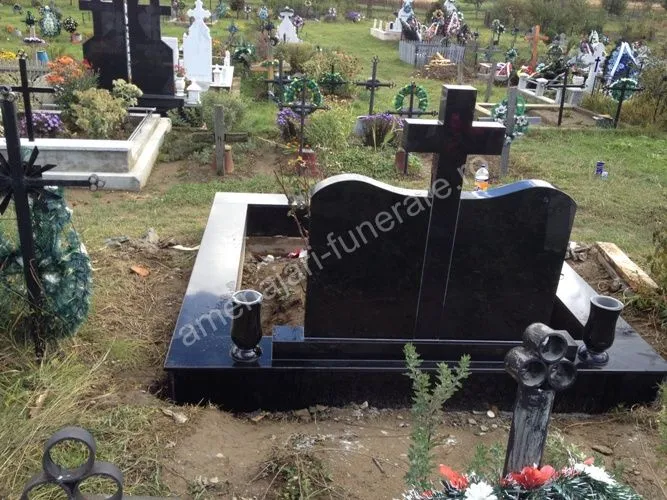 Cavou cu placă verticală și cruce - executat în granit la amenajari-funerare.ro