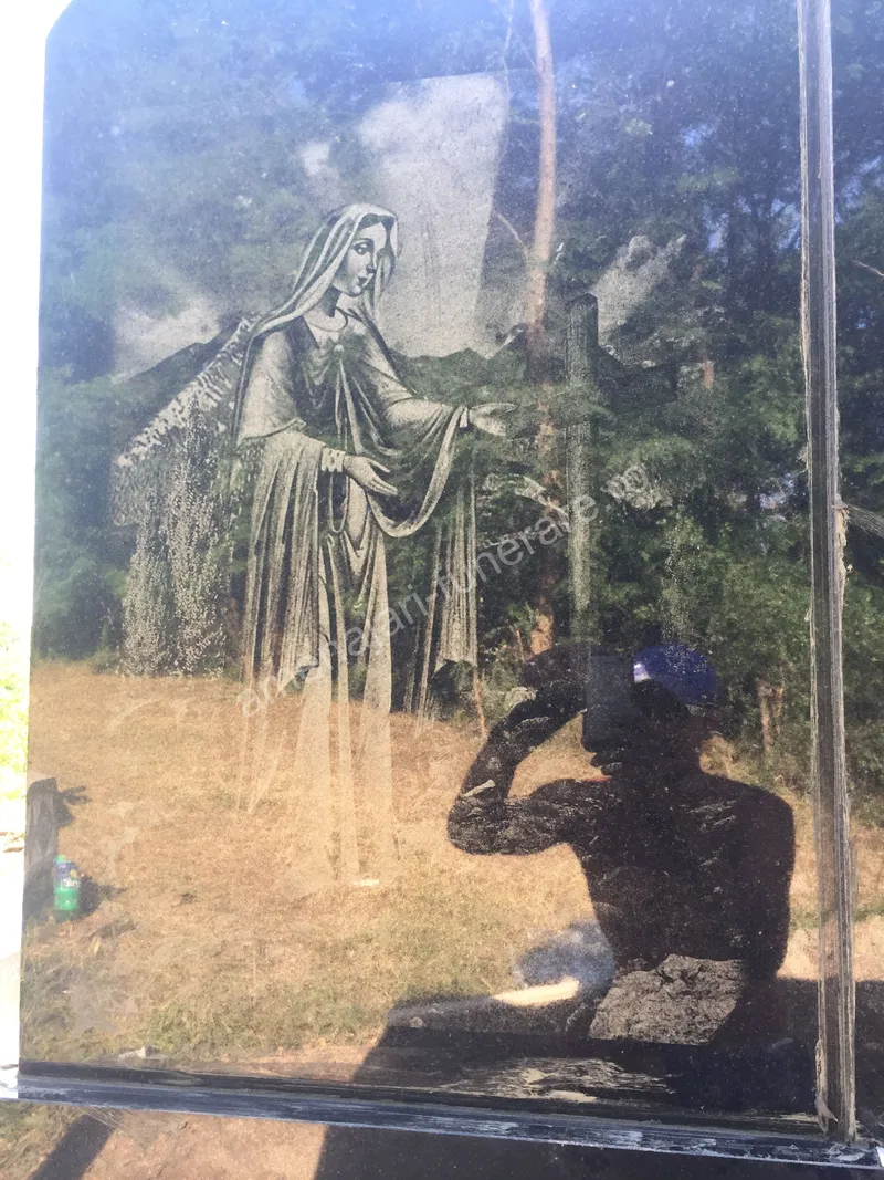 Monument cu portret laser și cruce - executat în granit la amenajari-funerare.ro