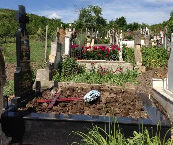 Cavou cu acoperiș plat și flori - executat în granit la amenajari-funerare.ro