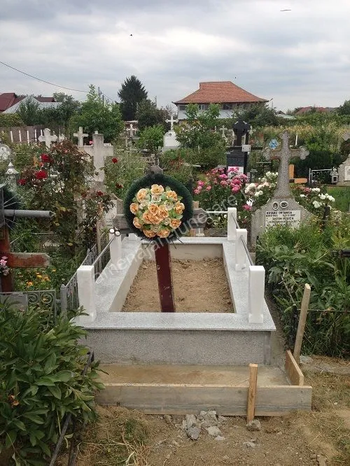 Cadru simplu cu flori sculptate - executat în marmură la amenajari-funerare.ro