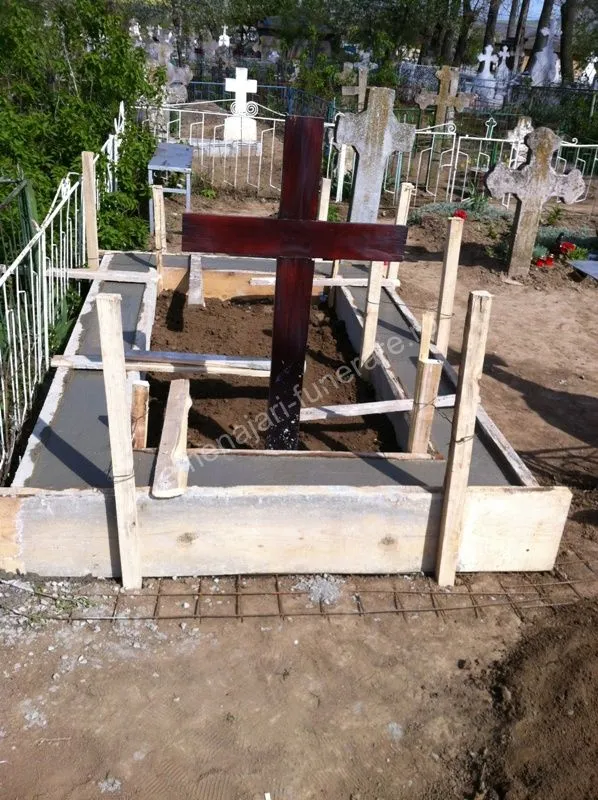 Cavou cu structură de lemn - executat în marmură și granit la amenajari-funerare.ro