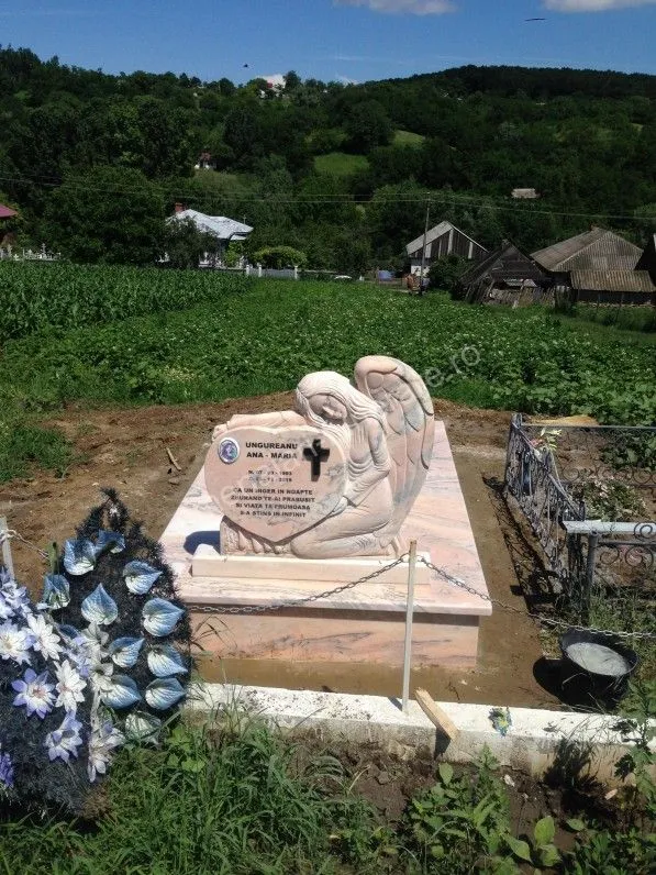 Monument cu îngeraș sculptat - executat în marmură la amenajari-funerare.ro