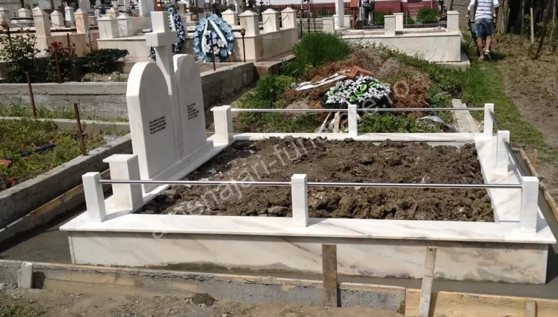 Cavou cu pereți și acoperiș curbat - executat în marmură la amenajari-funerare.ro