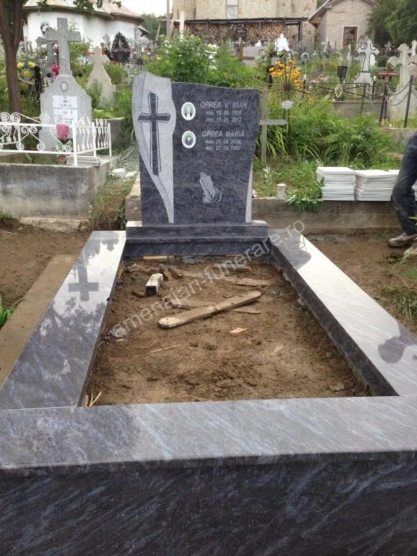 Cavou cu placă verticală și cruce - executat în granit la amenajari-funerare.ro
