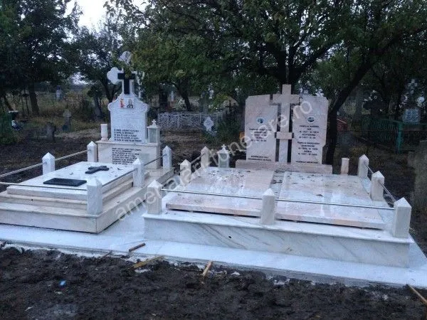 Cavou cu acoperiș plat și cruce - executat în marmură la amenajari-funerare.ro