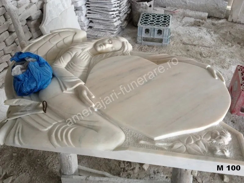 Înger cu inimă sculptată - executat în marmură la amenajari-funerare.ro